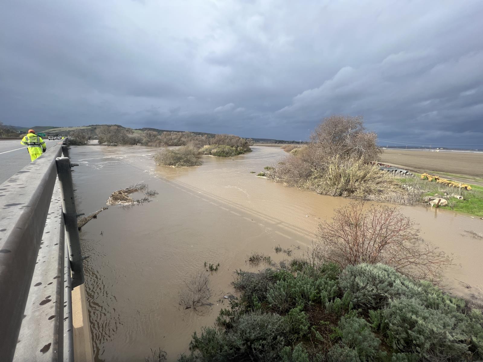 2023 Winter Storms view of water level from bridge